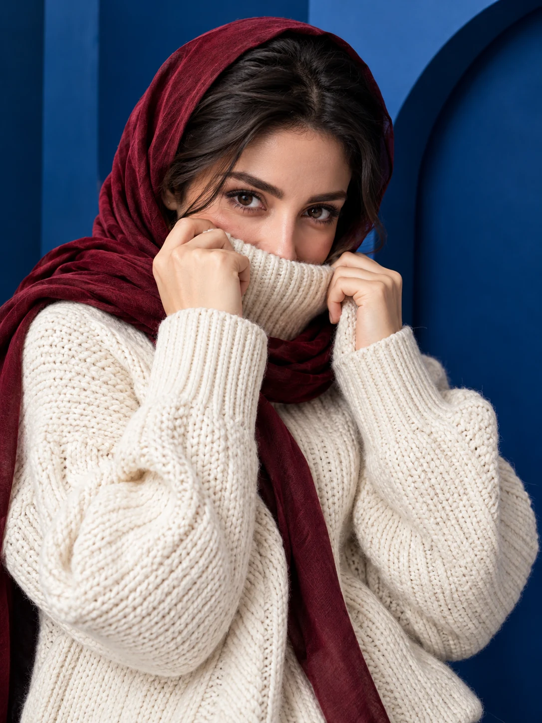 نمای نزدیک بافت کرم و شال زرشکی